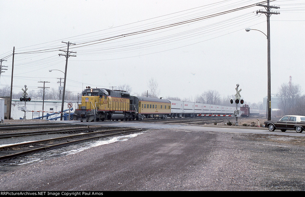 UP 4300 with UP Roadrailer test train